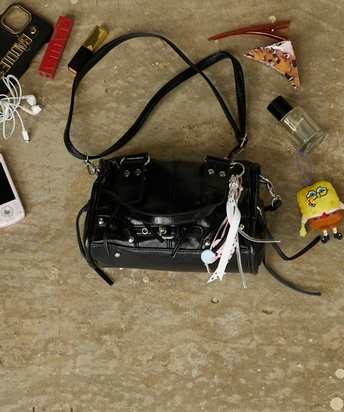 Chick(チック)の「2way Lace-up Studs Belt Hand Bag with Charm / チャーム付き 2WAY レースアップ スタッズ ベルト ハンドバッグ ショルダーバッグ ショルダー取り外し可能 y2k 韓国系 コンパクト ミニ レディース 秋 秋服 2026年秋冬(ショルダーバッグ・レディース・ブラック/ピンク/ブルー/グリーン/アイボリー・FREE)」の3枚目の写真