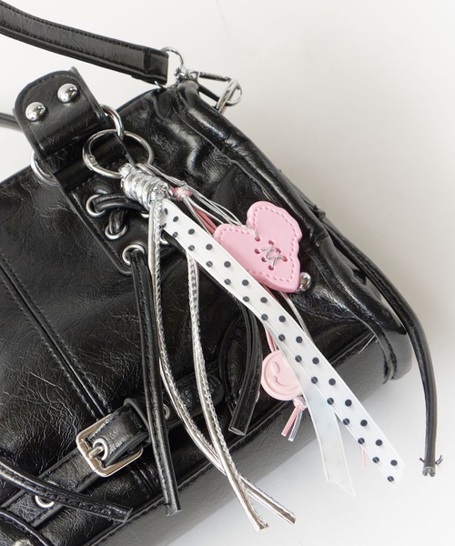 Chick(チック)の「2way Lace-up Studs Belt Hand Bag with Charm / チャーム付き 2WAY レースアップ スタッズ ベルト ハンドバッグ ショルダーバッグ ショルダー取り外し可能 y2k 韓国系 コンパクト ミニ レディース 秋 秋服 2026年秋冬(ショルダーバッグ・レディース・ブラック/ピンク/ブルー/グリーン/アイボリー・FREE)」の9枚目の写真