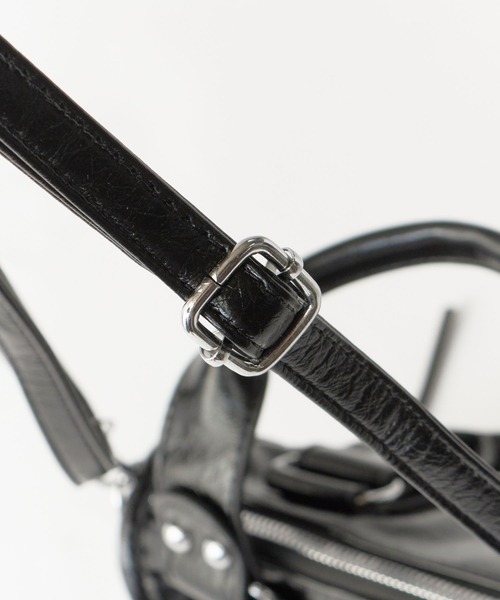 Chick(チック)の「2way Lace-up Studs Belt Hand Bag with Charm / チャーム付き 2WAY レースアップ スタッズ ベルト ハンドバッグ ショルダーバッグ ショルダー取り外し可能 y2k 韓国系 コンパクト ミニ レディース 秋 秋服 2026年秋冬(ショルダーバッグ・レディース・ブラック/ピンク/ブルー/グリーン/アイボリー・FREE)」の11枚目の写真