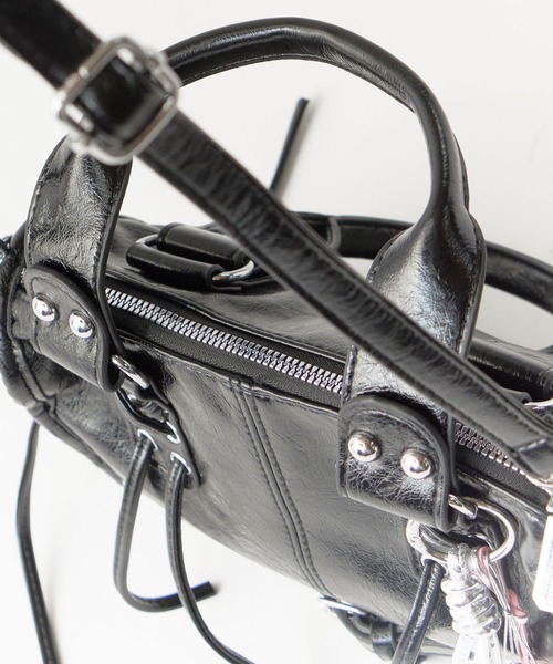 Chick(チック)の「2way Lace-up Studs Belt Hand Bag with Charm / チャーム付き 2WAY レースアップ スタッズ ベルト ハンドバッグ ショルダーバッグ ショルダー取り外し可能 y2k 韓国系 コンパクト ミニ レディース 秋 秋服 2026年秋冬(ショルダーバッグ・レディース・ブラック/ピンク/ブルー/グリーン/アイボリー・FREE)」の12枚目の写真
