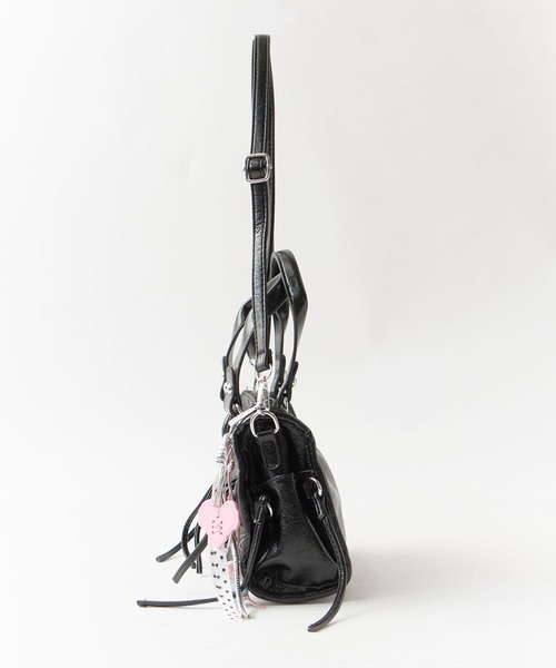 Chick(チック)の「2way Lace-up Studs Belt Hand Bag with Charm / チャーム付き 2WAY レースアップ スタッズ ベルト ハンドバッグ ショルダーバッグ ショルダー取り外し可能 y2k 韓国系 コンパクト ミニ レディース 秋 秋服 2026年秋冬(ショルダーバッグ・レディース・ブラック/ピンク/ブルー/グリーン/アイボリー・FREE)」の7枚目の写真