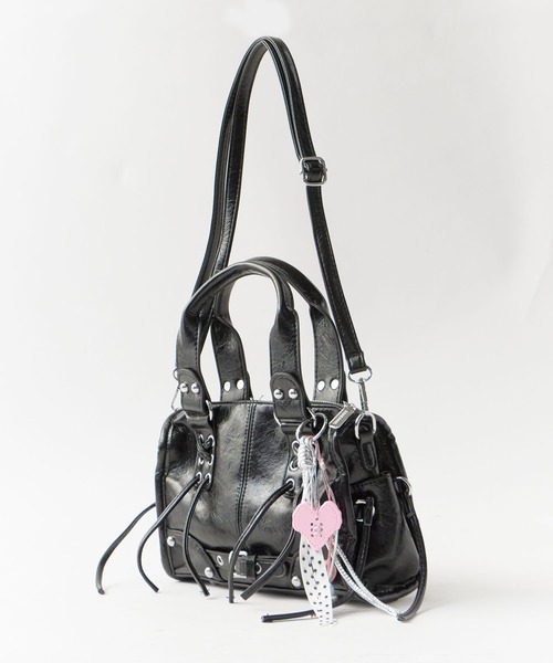 Chick(チック)の「2way Lace-up Studs Belt Hand Bag with Charm / チャーム付き 2WAY レースアップ スタッズ ベルト ハンドバッグ ショルダーバッグ ショルダー取り外し可能 y2k 韓国系 コンパクト ミニ レディース 秋 秋服 2026年秋冬(ショルダーバッグ・レディース・ブラック/ピンク/ブルー/グリーン/アイボリー・FREE)」の16枚目の写真