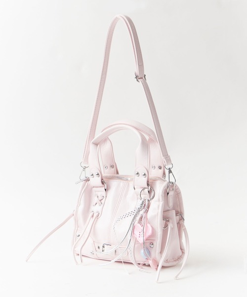 Chick(チック)の「2way Lace-up Studs Belt Hand Bag with Charm / チャーム付き 2WAY レースアップ スタッズ ベルト ハンドバッグ ショルダーバッグ ショルダー取り外し可能 y2k 韓国系 コンパクト ミニ レディース 秋 秋服 2026年秋冬(ショルダーバッグ・レディース・ブラック/ピンク/ブルー/グリーン/アイボリー・FREE)」の13枚目の写真