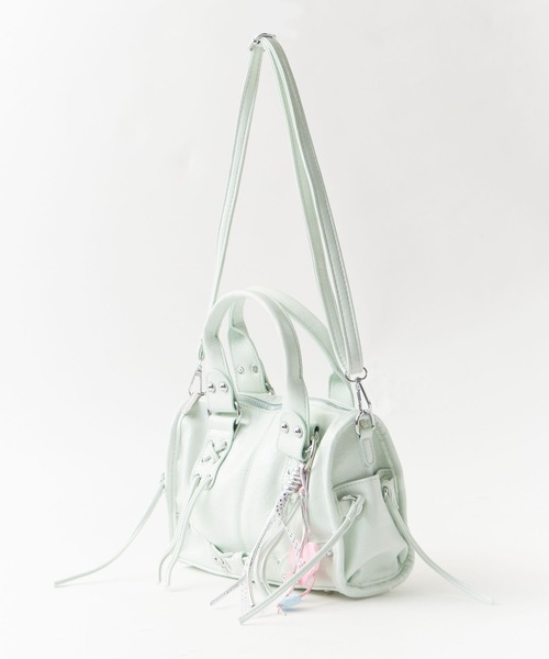 Chick(チック)の「2way Lace-up Studs Belt Hand Bag with Charm / チャーム付き 2WAY レースアップ スタッズ ベルト ハンドバッグ ショルダーバッグ ショルダー取り外し可能 y2k 韓国系 コンパクト ミニ レディース 秋 秋服 2026年秋冬(ショルダーバッグ・レディース・ブラック/ピンク/ブルー/グリーン/アイボリー・FREE)」の15枚目の写真