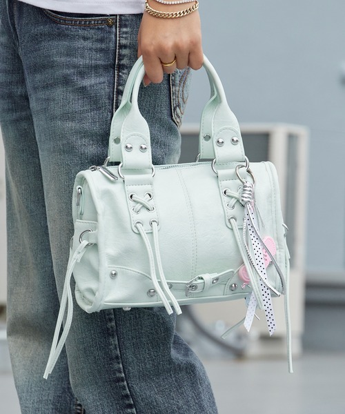 Chick(チック)の「2way Lace-up Studs Belt Hand Bag with Charm / チャーム付き 2WAY レースアップ スタッズ ベルト ハンドバッグ ショルダーバッグ ショルダー取り外し可能 y2k 韓国系 コンパクト ミニ レディース 秋 秋服 2026年秋冬(ショルダーバッグ・レディース・ブラック/ピンク/ブルー/グリーン/アイボリー・FREE)」の21枚目の写真