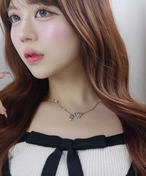 OLIVE des OLIVE(オリーブデオリーブ)の「【Belle Charme】Crystal Logo Necklace(ネックレス・レディース・シルバー・FREE)」の2枚目の写真