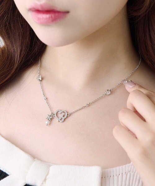 OLIVE des OLIVE(オリーブデオリーブ)の「【Belle Charme】Crystal Logo Necklace(ネックレス・レディース・シルバー・FREE)」の3枚目の写真
