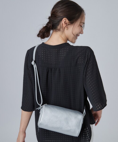 SHOO・LA・RUE(シューラルー)の「ボックスショルダーバッグ(ショルダーバッグ・レディース・ブルー/ブラック/シルバー・00)」の4枚目の写真
