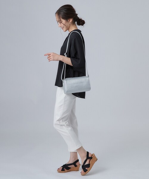 SHOO・LA・RUE(シューラルー)の「ボックスショルダーバッグ(ショルダーバッグ・レディース・ブルー/ブラック/シルバー・00)」の5枚目の写真