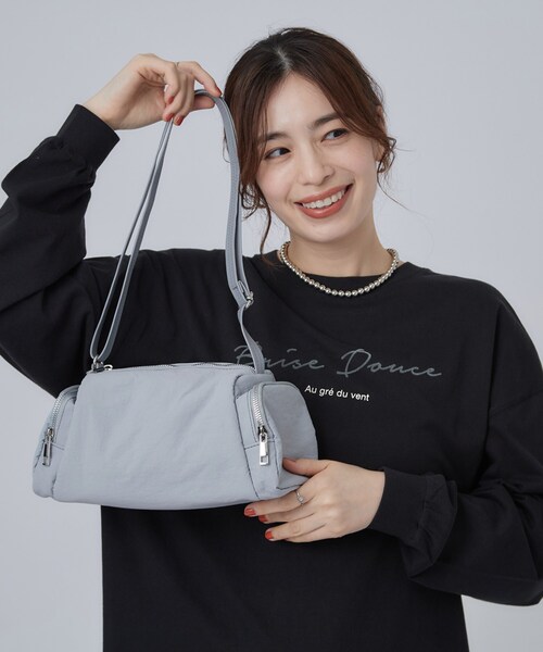 SHOO・LA・RUE（シューラルー）の「【撥水】サイドポケットショルダーバッグ（ショルダーバッグ・レディース・グレー/ブラック/ブルー・00）」の3枚目の写真