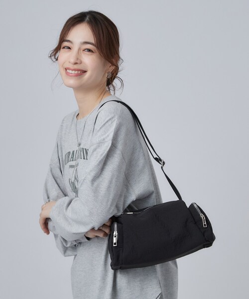 SHOO・LA・RUE（シューラルー）の「【撥水】サイドポケットショルダーバッグ（ショルダーバッグ・レディース・グレー/ブラック/ブルー・00）」の2枚目の写真