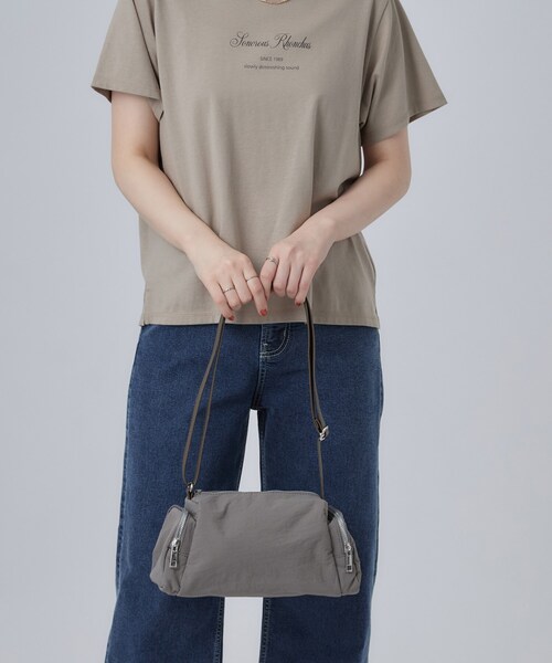 SHOO・LA・RUE（シューラルー）の「【撥水】サイドポケットショルダーバッグ（ショルダーバッグ・レディース・グレー/ブラック/ブルー・00）」の4枚目の写真