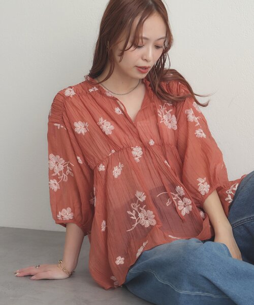 DISCOAT(ディスコート)の「起毛大花柄刺繍ブラウス(シャツ/ブラウス・レディース・ブラック/オレンジ系その他/アイボリー・FREE)」の3枚目の写真