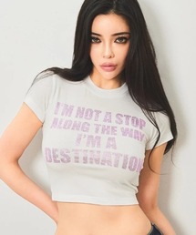 A'GEM/9 × .kom 『SUPPLIER/サプライヤー』 EVRIS x SupBaby I'm a Destination Cropped TEE/メッセージロゴコンパクトTシャツ