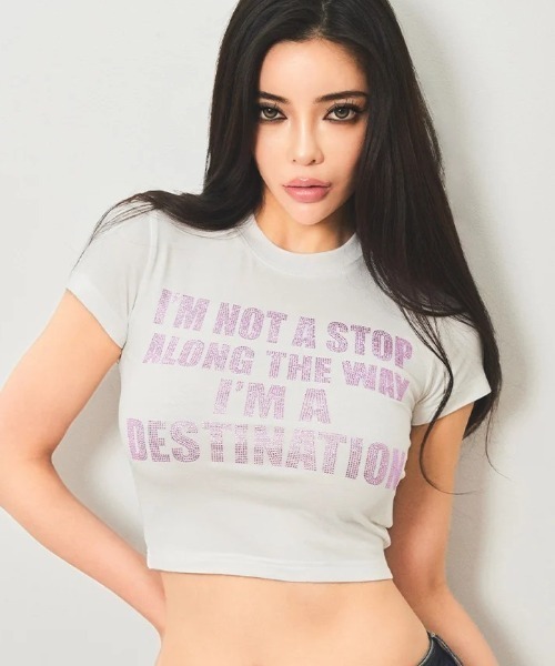 SUPPLIER(サプライヤー)の「A'GEM/9 × .kom 『SUPPLIER/サプライヤー』 EVRIS x SupBaby I'm a Destination Cropped TEE/メッセージロゴコンパクトTシャツ(Tシャツ/カットソー・レディース・マルチ/ホワイト/ブラック・S)」の2枚目の写真