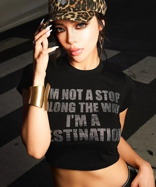 SUPPLIER(サプライヤー)の「A'GEM/9 × .kom 『SUPPLIER/サプライヤー』 EVRIS x SupBaby I'm a Destination Cropped TEE/メッセージロゴコンパクトTシャツ(Tシャツ/カットソー・レディース・マルチ/ホワイト/ブラック・S)」の3枚目の写真