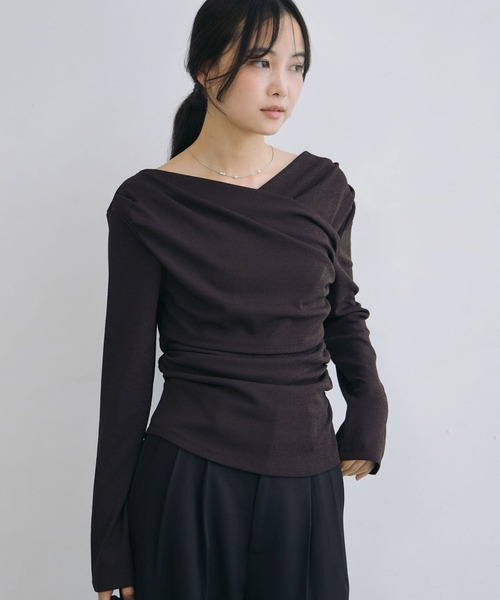 archives(アルシーヴ)の「【ONかわ】タックドレープオフショルスラブカットTOPS(Tシャツ/カットソー・レディース・ブラウン/アイボリー/グレー/ブラック・MEDIUM)」の1枚目の写真