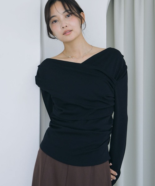 archives(アルシーヴ)の「【ONかわ】タックドレープオフショルスラブカットTOPS(Tシャツ/カットソー・レディース・ブラウン/アイボリー/グレー/ブラック・MEDIUM)」の2枚目の写真