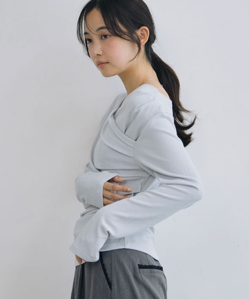 archives(アルシーヴ)の「【ONかわ】タックドレープオフショルスラブカットTOPS(Tシャツ/カットソー・レディース・ブラウン/アイボリー/グレー/ブラック・MEDIUM)」の5枚目の写真