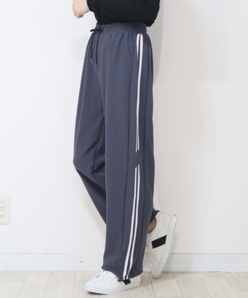 DISKEEN SURE(ディスキーンシュアー)の「今期大本命のトラックパンツ!サイドライン入りジャージタッチワイドパンツ(その他パンツ・レディース・キャメル/ブラック/ブラウン/グレー・FREE)」の2枚目の写真