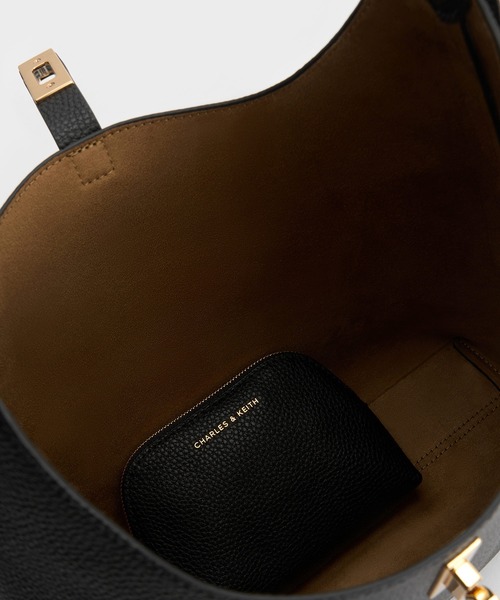 CHARLES & KEITH（チャールズ & キース）の「Chance チャンス ターンロック ホーボーバッグ（ショルダーバッグ・レディース・チョコ/ブラック・L）」の13枚目の写真
