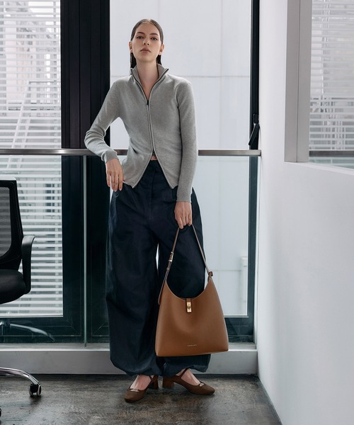 CHARLES & KEITH（チャールズ & キース）の「Chance チャンス ターンロック ホーボーバッグ（ショルダーバッグ・レディース・チョコ/ブラック・L）」の6枚目の写真