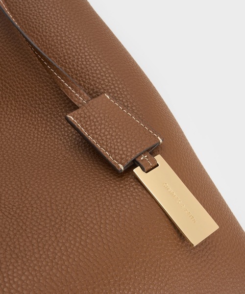 CHARLES & KEITH（チャールズ & キース）の「Chance チャンス ターンロック ホーボーバッグ（ショルダーバッグ・レディース・チョコ/ブラック・L）」の7枚目の写真