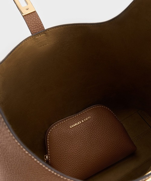CHARLES & KEITH（チャールズ & キース）の「Chance チャンス ターンロック ホーボーバッグ（ショルダーバッグ・レディース・チョコ/ブラック・L）」の8枚目の写真