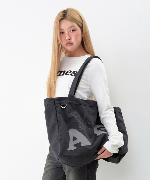 AMESWORLDWIDE（アメスワールドワイド）の「BIG TYPO アップリケ ショルダーバッグ チャコール（ショルダーバッグ・レディース・その他・FREE）」の2枚目の写真