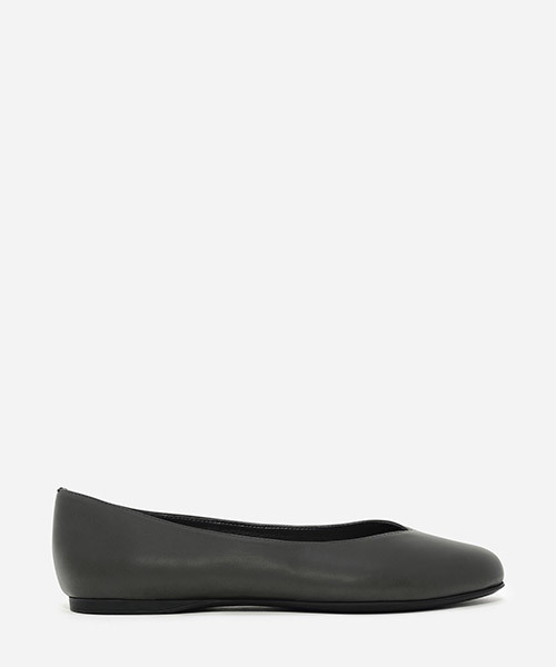 CHARLES & KEITH（チャールズ & キース）の「Vパンプス / V PUMPS（バレエシューズ・レディース・グレー/バーガンディー/ブラック・23cm/23.5cm/24cm/22.5cm/25cm）」の3枚目の写真