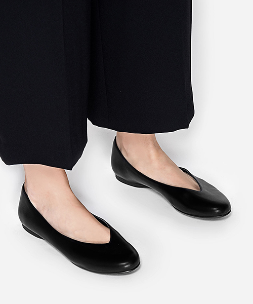 CHARLES & KEITH（チャールズ & キース）の「Vパンプス / V PUMPS（バレエシューズ・レディース・グレー/バーガンディー/ブラック・23cm/23.5cm/24cm/22.5cm/25cm）」の4枚目の写真