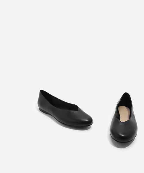 CHARLES & KEITH（チャールズ & キース）の「Vパンプス / V PUMPS（バレエシューズ・レディース・グレー/バーガンディー/ブラック・23cm/23.5cm/24cm/22.5cm/25cm）」の5枚目の写真