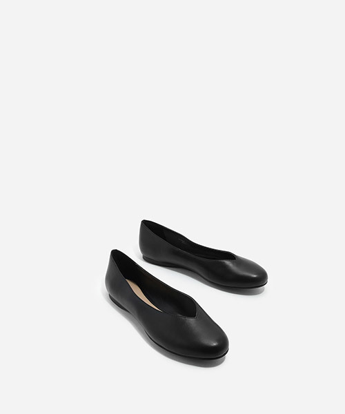 CHARLES & KEITH（チャールズ & キース）の「Vパンプス / V PUMPS（バレエシューズ・レディース・グレー/バーガンディー/ブラック・23cm/23.5cm/24cm/22.5cm/25cm）」の6枚目の写真