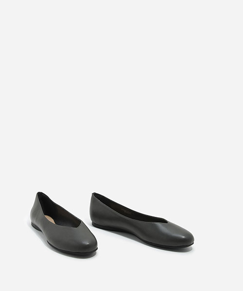 CHARLES & KEITH（チャールズ & キース）の「Vパンプス / V PUMPS（バレエシューズ・レディース・グレー/バーガンディー/ブラック・23cm/23.5cm/24cm/22.5cm/25cm）」の18枚目の写真