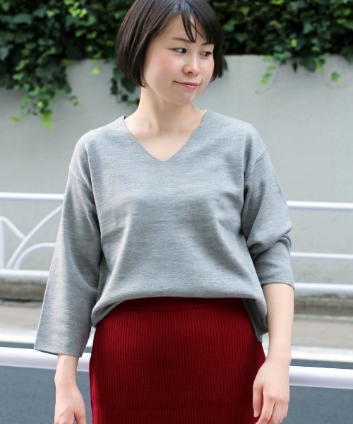 ivory court(アイボリーコート)の「Vネックミラノプルオーバー(マシンウオッシュ可)◆(ニット/セーター・レディース・ブラック/グレー/ホワイト/ブラウン/ボルドー・FREE)」の4枚目の写真