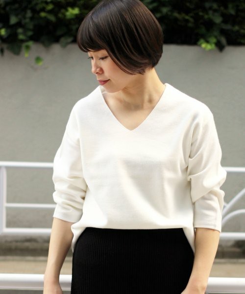 ivory court(アイボリーコート)の「Vネックミラノプルオーバー(マシンウオッシュ可)◆(ニット/セーター・レディース・ブラック/グレー/ホワイト/ブラウン/ボルドー・FREE)」の2枚目の写真