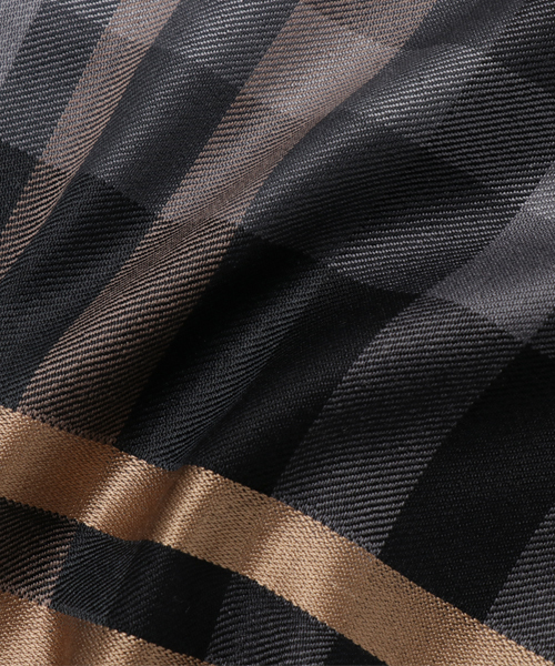 RAMUDA（ラムダ）の「ウールシルク　ビックチェックマフラー（マフラー・メンズ・グレー/ブラック・ﾌﾘ-）」の4枚目の写真
