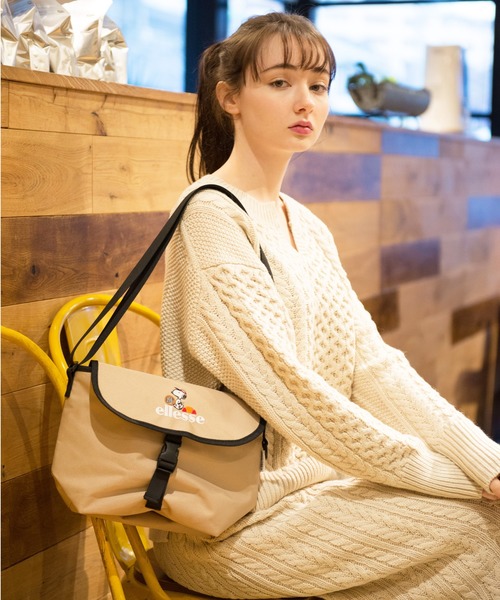 FILA（フィラ）の「FILA フィラ ×PEANUTS ピーナッツ SNOOPY スヌーピー コラボ スクエア ミニ ショルダーバッグ（トートバッグ・レディース・ホワイト/ブラック/ベージュ/ネイビー/ブラック系/ライトグレー/ブラウン・FREE）」の6枚目の写真