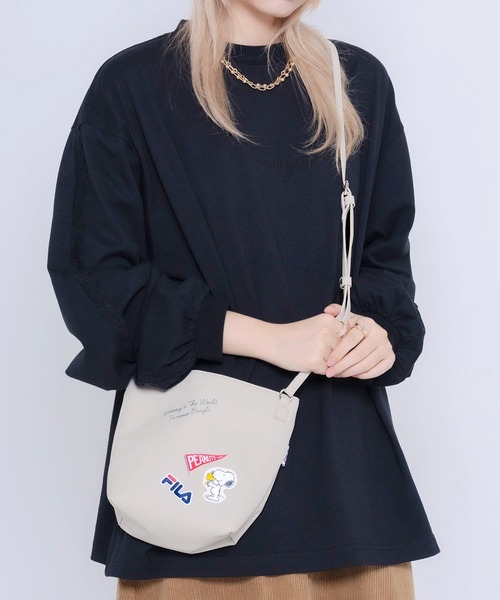FILA（フィラ）の「FILA フィラ ×PEANUTS ピーナッツ SNOOPY スヌーピー コラボ スクエア ミニ ショルダーバッグ（トートバッグ・レディース・ホワイト/ブラック/ベージュ/ネイビー/ブラック系/ライトグレー/ブラウン・FREE）」の5枚目の写真