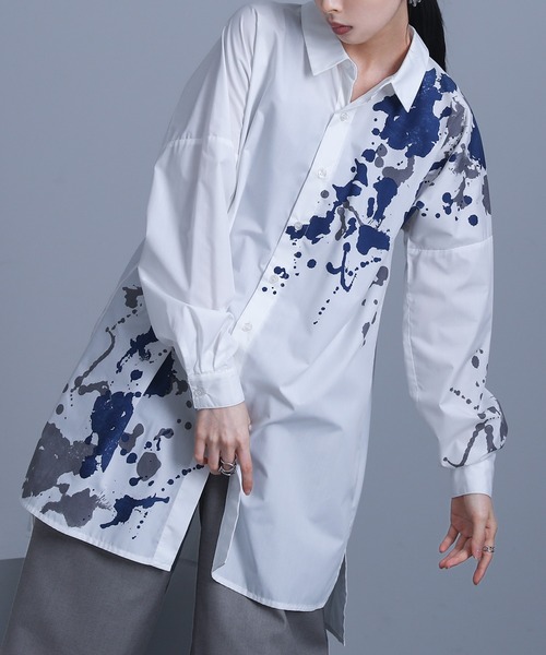 kOhAKU(コハク)の「『スプラッシュペイントシャツ』(シャツ/ブラウス・レディース・オフホワイト/チャコール・1/2)」の2枚目の写真