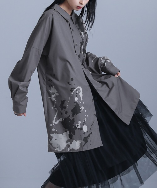 kOhAKU(コハク)の「『スプラッシュペイントシャツ』(シャツ/ブラウス・レディース・オフホワイト/チャコール・1/2)」の1枚目の写真