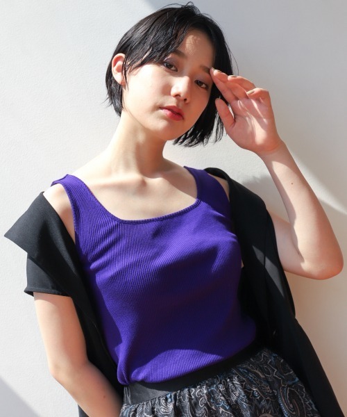 PAGEBOY(ページボーイ)の「シームレススクエアタンク(タンクトップ・レディース・オフホワイト/ブラック/グレイッシュベージュ/パープル/ダークブラウン/グリーン系その他/ブルー系その他5/モカ・FREE)」の16枚目の写真