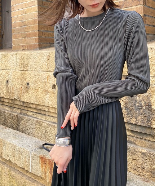 prose verse（プロズヴェール）の「《WEB限定》サテンプリーツ 長袖プルオーバー 袖メローリブブラウス ラウンドネック ミニプリーツブラウス（Tシャツ/カットソー・レディース・ブラック/カーキ/モカ/グレイッシュベージュ・ﾌﾘ-）」の4枚目の写真