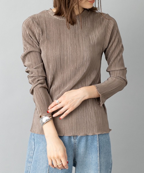 prose verse（プロズヴェール）の「《WEB限定》サテンプリーツ 長袖プルオーバー 袖メローリブブラウス ラウンドネック ミニプリーツブラウス（Tシャツ/カットソー・レディース・ブラック/カーキ/モカ/グレイッシュベージュ・ﾌﾘ-）」の7枚目の写真