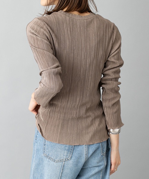 prose verse（プロズヴェール）の「《WEB限定》サテンプリーツ 長袖プルオーバー 袖メローリブブラウス ラウンドネック ミニプリーツブラウス（Tシャツ/カットソー・レディース・ブラック/カーキ/モカ/グレイッシュベージュ・ﾌﾘ-）」の8枚目の写真