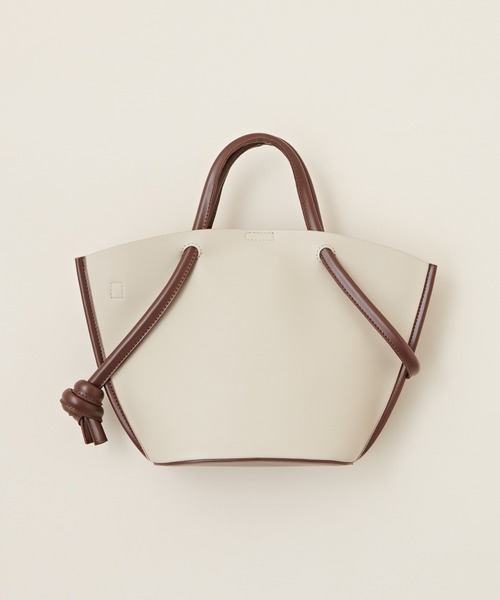 natural couture(ナチュラルクチュール)の「バイカラー台形ミニトートバッグ(ショルダーバッグ・レディース・アイボリー/ブラック/グレイッシュベージュ/ラベンダー・FREE)」の3枚目の写真