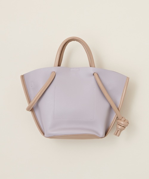 natural couture(ナチュラルクチュール)の「バイカラー台形ミニトートバッグ(ショルダーバッグ・レディース・アイボリー/ブラック/グレイッシュベージュ/ラベンダー・FREE)」の5枚目の写真