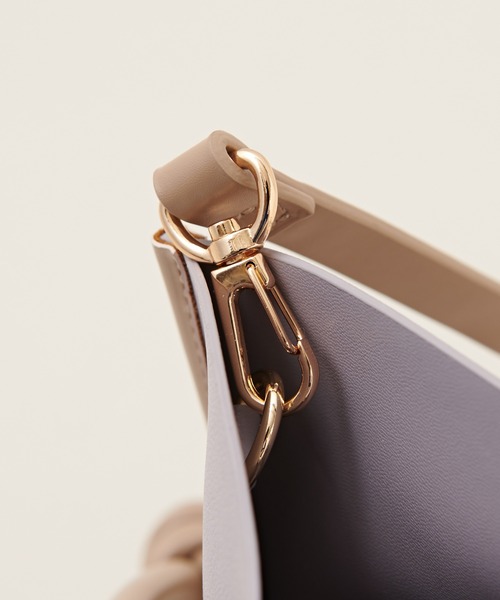 natural couture(ナチュラルクチュール)の「バイカラー台形ミニトートバッグ(ショルダーバッグ・レディース・アイボリー/ブラック/グレイッシュベージュ/ラベンダー・FREE)」の12枚目の写真