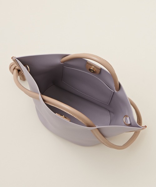 natural couture(ナチュラルクチュール)の「バイカラー台形ミニトートバッグ(ショルダーバッグ・レディース・アイボリー/ブラック/グレイッシュベージュ/ラベンダー・FREE)」の9枚目の写真