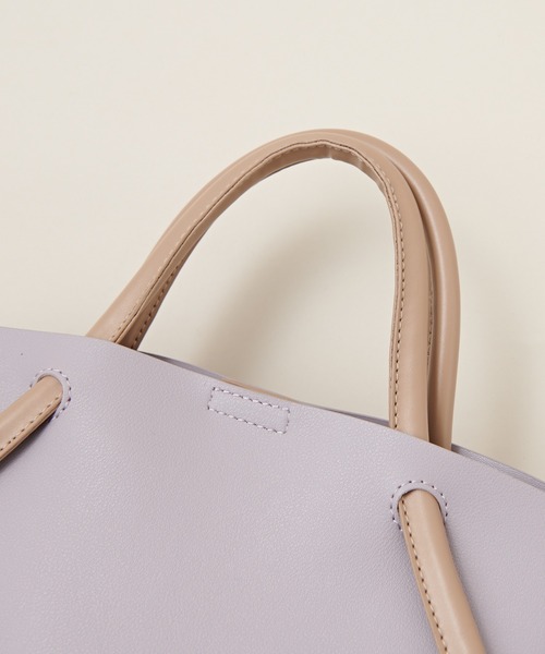 natural couture(ナチュラルクチュール)の「バイカラー台形ミニトートバッグ(ショルダーバッグ・レディース・アイボリー/ブラック/グレイッシュベージュ/ラベンダー・FREE)」の8枚目の写真